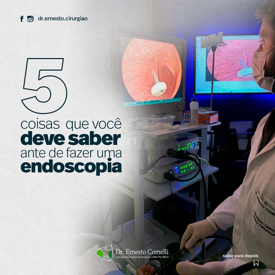 Endoscopia. Foto do Dr. Ernesto Comelli realizando uma endoscopia. Palavras escritas dizem 5 coisas que você deve saber antes de fazer uma endoscopia.